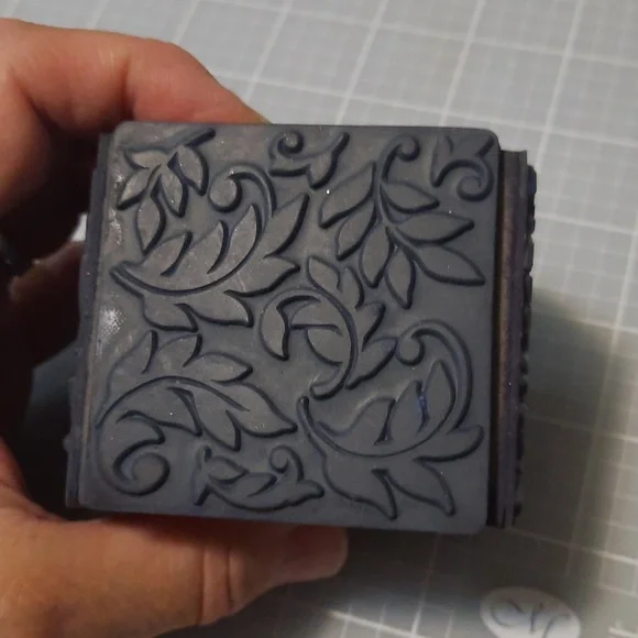 Foliate Texture Cube Rubber Stamp - Picture 4 of 5